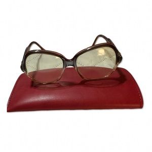 Vintage Glasses lenses can be removed.